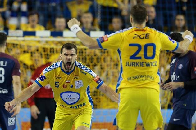November 26, 2017 - Kielce, Poland - 26.11.2017, Kielce, pidflka reczna, liga mistrzow, PGE Vive Kielce - Paris Saint-Germain, Michal Jurecki (Vive), Mariusz Jurkiewicz (Vive), during EHF Handball Champions League Group B match between KS Vive Tauron Kielce and Paris Saint-Germain Handball at Kielce, Poland, on 26 November 2017. ..Paris Saint-Germain Handball won 30-29. Vive Kielce v Paris Saint-Germain - EHF Champions League match - ZUMAn230 20171126_zaa_n230_711 Copyright: xFotoxOlimpikx