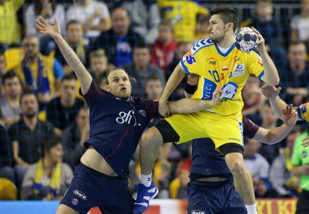 November 26, 2017 - Kielce, Poland - 26.11.2017, Kielce, pidflka reczna, liga mistrzow, PGE Vive Kielce - Paris Saint-Germain, Henrik Mollgaard Jensen (PSG), Alex Dujshebaev Dovichebaeva (Vive), during EHF Handball Champions League Group B match between KS Vive Tauron Kielce and Paris Saint-Germain Handball at Kielce, Poland, on 26 November 2017. ..Paris Saint-Germain Handball won 30-29. Vive Kielce v Paris Saint-Germain - EHF Champions League match - ZUMAn230 20171126_zaa_n230_713 Copyright: xFotoxOlimpikx