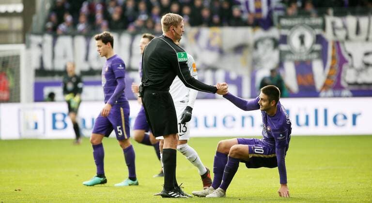 Aue, 26.11.2017, Erzgebirgsstadion, Fussball, 2.Bundesliga, 15.Spieltag , FC Erzgebirge Aue vs. Vfl Bochum 1:1 (1:1) , Im Bild von links; Schiedsrichter Robert Schröder Schroeder und Dimitrij Nazarov (10, Aue). , *** Aue 26 11 2017 Erzgebirgsstadion Football 2 Bundesliga 15 Matchday FC Erzgebirge Aue vs Vfl Bochum 1 1 1 1 In the picture from the left Referee Robert Schröder Schroeder and Dimitrij Nazarov 10 Aue