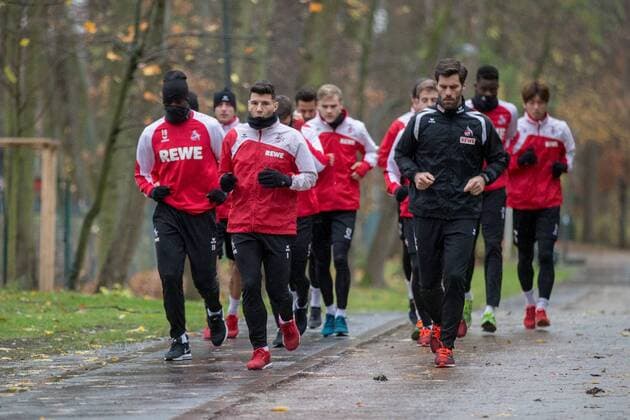 Yesterdays first team is jogging with Milos Jojic 8 1 FC Köln Salih Özcan 20 1 FC Köln Lukas Klünter 24 1 FC Köln Jorge Mere 22 1 FC Köln Jan Benjamin Ball Athletic coach 1 FC Köln k 12 Timo Horn 1 TW 1 FC Köln Sehrou Guirassy 19 1 FC Köln and other Training 1 FC Köln Soccer 1 Bundesliga 27 11 17 Köln NRW Germany Training Grounds 1 FC Köln Copyright: xcdnx