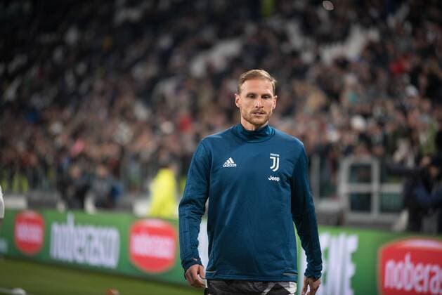 Italy: Juventus FC vs Crotone at Allianz Stadium Benedikit Höwedes (Juventus FC) during the football Match. Serie A: Juventus FC vs Crotone at Allianz Stadium. Juventus won 3-0 in Turin, Italy 26th November 2017. Turin Piemonte Torino Italy Allianz Stadium  AlbertoxAlbertoxGandolfox xPacificxPress