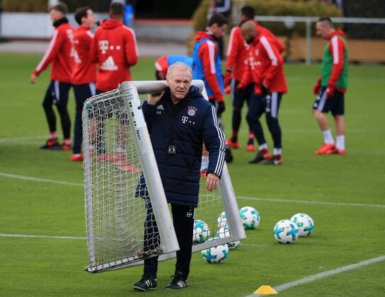 20171128 1 BL Bayern Training Saebenerstrasse Soccer Sport im Bild Hermann Gerland FCB
