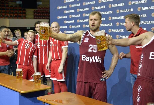 29 11 2017 Football Bundesliga 2017 2018 FC Bayern München and PAULANER meet fan rooms at the AUDI Dome Munich FCB Footballers against FCB Basketballers fight for the best Bayern on the ball Basketballer at Masskrug Stemmen center Anton Gavel Baskeball FCB re Coach Steffen Hamann Basketball FCB left Giovane Elber