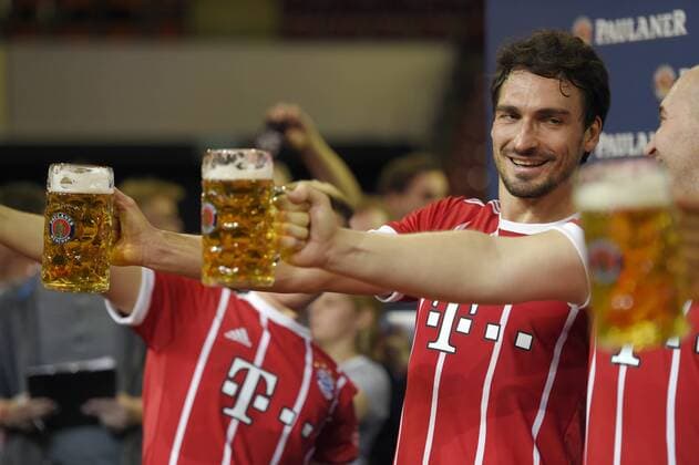 29 11 2017 Football Bundesliga 2017 2018 FC Bayern Munich and PAULANER meet fan rooms at the AUDI Dome in Munich FCB footballers against FCB Basketball players fight for the best Bayern on the ball Professionals at the Masskrugstemmen re Mats Hummels Bayern Munich struggles to keep the standard pitcher long enough