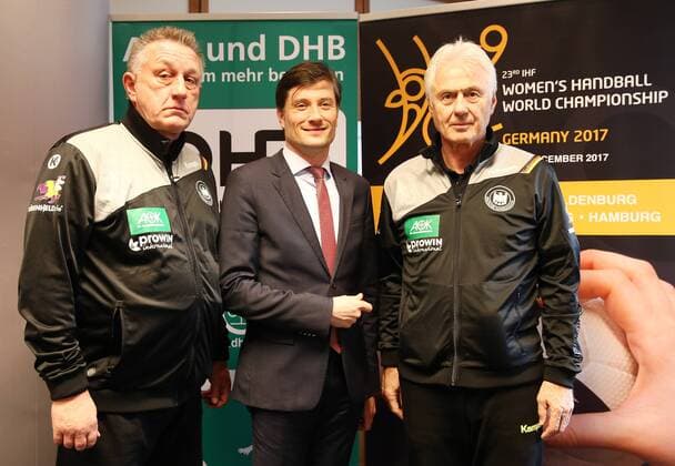 Women Handball WM PK Leipzig 29 11 2017 Hotel Lindner GERMANYHANDBALL2017 Press conference of the German Handball Federation two days before the Handball World Cup Women in Germany 2017 In the picture v l Michael Biegler National coach women Heiko Rosenthal Leipzig mayor and Wolfgang Sommerfeld DHB sports director