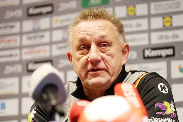 Women Handball World Cup Leipzig 29 11 2017 Hotel Lindner GERMANYHANDBALL2017 Press conference of the German Handball Federation two days before the Handball World Cup of Women in Germany 2017 In the picture v l Michael Biegler National coach women
