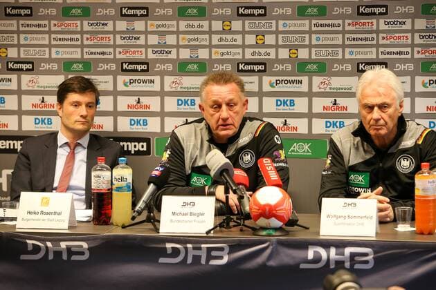 Press Conference Handball Womens National Team Leipzig 29 11 2017 Lindner Hotel Handball Womens Press Conference ahead of the Womens Handball World Cup 2017 In the picture v l Leipzig Mayor Heiko Rosenthal National coach Michael Biegler Germany and Sport Director Wolfgang Sommerfeld Germany