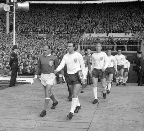 Freundschaftsspiel Englischen Nationalmannschaft - Weltelf 23.10.1963 im Londoner Wembleystadion. Die Kapitäne Alfredo Di Stefano (Li.) und Jimmy Armfield führen die Mannschaften auf das Feld. Hinter Armfield : Bobby Moore. *** Friendly Match English National Team World Cup 23 10 1963 London Wembley Stadium Captain Alfredo Di Stefano Li and Jimmy Armfield take the teams to the field behind Armfield Bobby Moore HM