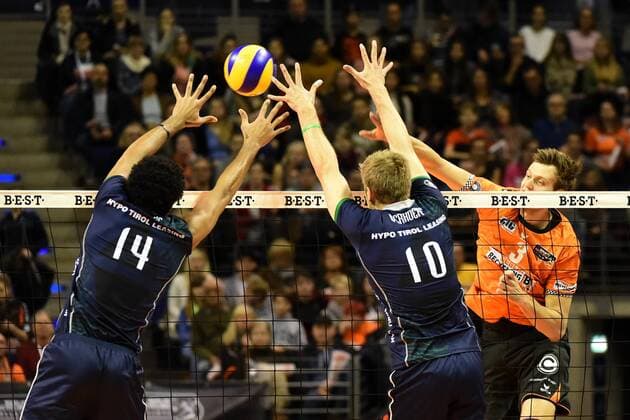 Volleyball Mens Season 2017 18 1 Bundesliga 6 Matchday BR Volleys Alpenvolleys Haching Douglas Duarte Souza Da Silva Nr 14 Alpenvolleys Haching Rudy Pieter Verhoeff Nr 10 Alpenvolleys Haching Robert Kromm Nr 3 Berlin Recycling Volleys 29 11 17 Copyright: xMichaelxHundtx xMatthiasxKochx