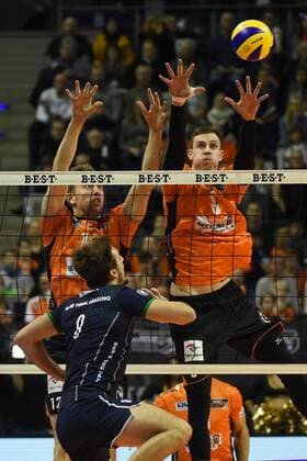 Volleyball Mens Season 2017 18 1 Bundesliga 6 Gameday BR Volleys Alpenvolleys Haching Georgi Veselinov Topalov Nr 9 Alpenvolleys Haching Paul Carroll Nr 12 Berlin Recycling Volleys Graham Vigrass Nr 8 Berlin Recycling Volleys 29 11 17 Copyright: xMichaelxHundtx xMatthiasxKochx