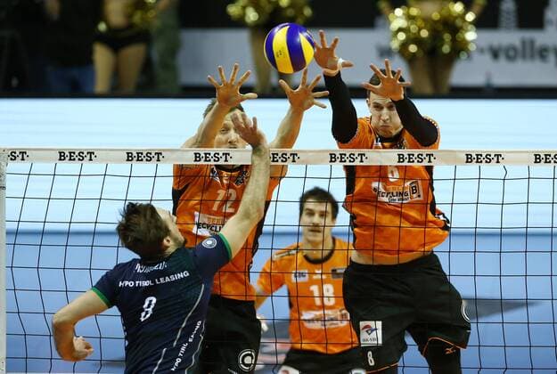 Bartosz Pietruczuk in attack Paul Carroll Pierre Pujol Graham Vigrass Sport Volleyball Bundesliga Mens Season 2017 2018 29 11 2017 BR Volleys Berlin BRV vs Hypo Tirol Alps Volleys