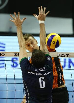 Paul Carroll in attack Danilo Gelinski Sport Volleyball Bundesliga Men Season 2017 2018 29 11 2017 BR Volleys Berlin BRV vs Hypo Tirol Alps Volleys