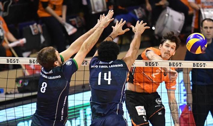 Steven Marshall BR Volleys in front of the Butterfly Bartosz Pietruczuk Haching Douglas Duarte Da Silva Haching BR Volleys Berlin AlpsVolleys Haching German Volleyball League Season 2017 2018 Men Men Men Men Volleyball Germany Germany Max Schmeling Halle Berlin 29 11 2017