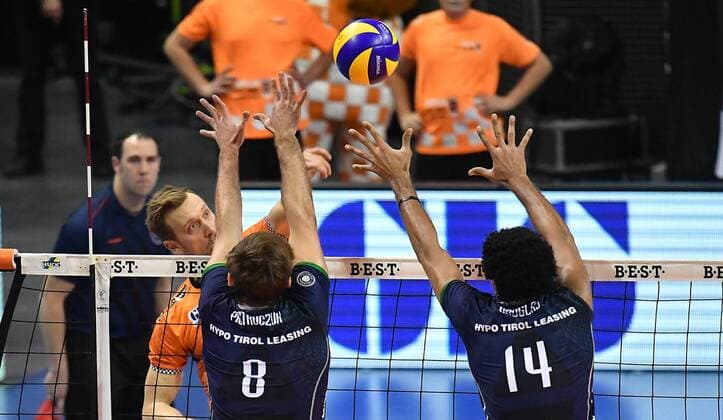 Paul Carroll BR Volleys at the Butterfly Front Bartosz Pietruczuk Haching Douglas Duarte Da Silva Haching BR Volleys Berlin AlpenVolleys Haching German Volleyball League Season 2017 2018 Men Men Men Men Volleyball Germany Germany Max Schmeling Halle Berlin 29 11 2017