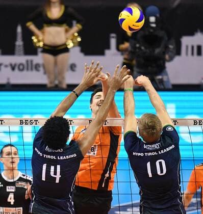 Georg Klein BR Volleys at the butterfly in front Douglas Duarte Da Silva Haching Rudy Verhoeff Haching BR Volleys Berlin AlpenVolleys Haching German Volleyball League Season 2017 2018 Men Men Men Men Volleyball Germany Germany Max Schmeling Halle Berlin 29 11 2017
