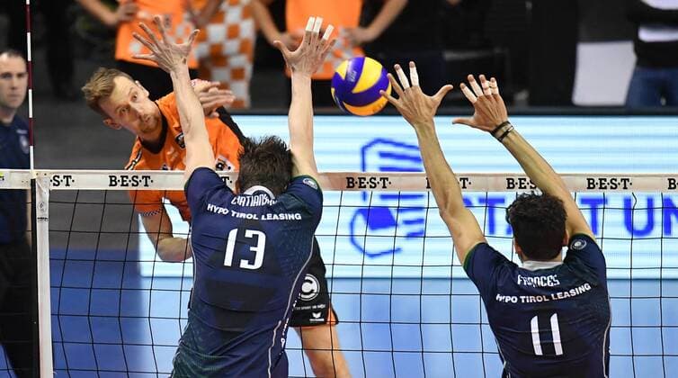 Paul Carroll BR Volleys at the smash in front Stefan Chrtiansky Haching Pedro Frances Haching BR Volleys Berlin AlpenVolleys Haching German Volleyball League Season 2017 2018 Men Men Men Men Volleyball Germany Germany Max Schmeling Halle Berlin 29 11 2017