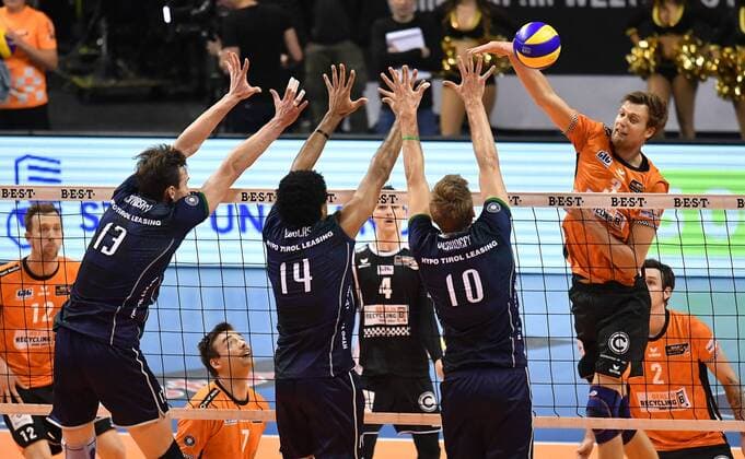 Robert Kromm BR Volleys at the smash in front Stefan Chrtiansky Haching Douglas Duarte Da Silva Haching Rudy Verhoeff Haching BR Volleys Berlin AlpenVolleys Haching German Volleyball League Season 2017 2018 Men Men Men Men Volleyball Germany Germany Max Schmeling Halle Berlin 29 11 2017