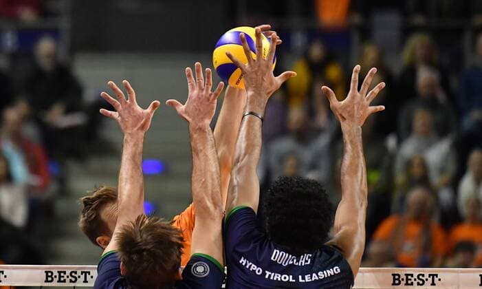 Robert Kromm BR Volleys at the smash in front Stefan Chrtiansky Haching Douglas Duarte Da Silva Haching BR Volleys Berlin AlpenVolleys Haching German Volleyball League Season 2017 2018 Men Men Men Men Volleyball Germany Germany Max Schmeling Halle Berlin 29 11 2017