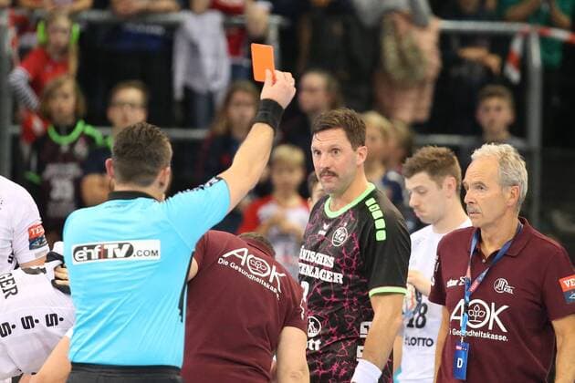 GS Flensburg Handewitt THW Kiel EHF Champions League Flensburg 29 11 17 Flensburg 29 11 17 Sport Handball VELUX EHF Champions League Season 2017 2018 Group Stage SG Flensburg Handewitt THW Kiel Red Card against Tobias Karlsson SG Flensburg Handewitt 03 xmmkx