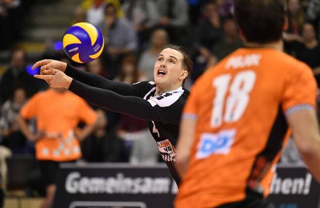 Luke Perry BR Volleys at the ball in front Pierre Pujol BR Volleys BR Volleys Berlin AlpenVolleys Haching German volleyball league season 2017 2018 Men Men Men Men Volleyball Germany Germany Max Schmeling Halle Berlin 29 11 2017