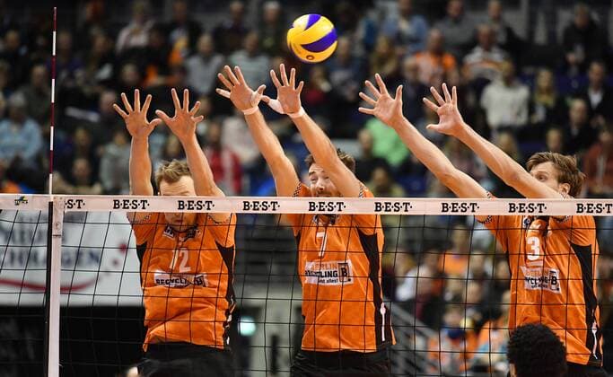 Paul Carroll BR Volleys Georg Klein BR Volleys Robert Kromm BR Volleys at Block BR u200b u200bVolleys Berlin AlpenVolleys Haching German Volleyball League Season 2017 2018 Men Men Men Men Volleyball Germany Germany Max Schmeling Halle Berlin 29 11 2017
