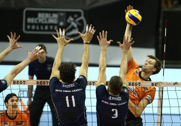 Robert Kromm in attack Pedro Frances Peter Mlynarcik Sport Volleyball Bundesliga Mens Season 2017 2018 29 11 2017 BR Volleys Berlin BRV vs Hypo Tirol Alps Volleys