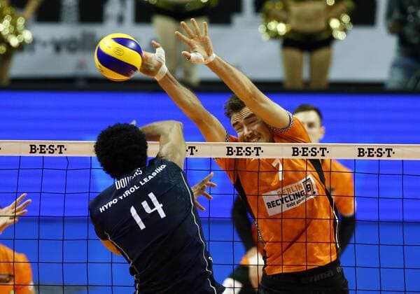 Douglas Duarte da Silva in attack Georg Klein Sport Volleyball Bundesliga Men Season 2017 2018 29 11 2017 BR Volleys Berlin BRV vs Hypo Tirol Alps Volleys