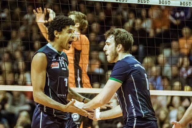 Cheers Douglas DUARTE SOUZA DA SILVA BR Hypo Tirol Alpenvolleys Haching and Danilo GELINSKI BR Hypo Tirol Alpenvolleys Haching 29 11 2017 Berlin Recycling Volleys Hypo Tirol AlpenVolleys Haching Volleyball Bundesliga League match Berlin Max Schmeling Halle