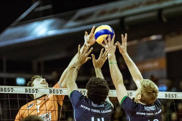 Georg KLEIN DE Berlin recycling Volleys against block Douglas DUARTE SOUZA DA SILVA BR Hypo Tirol Alpenvolleys Haching and Rudy Pieter VERHOEFF CA Hypo Tyrol Alpenvolleys Haching 29 11 2017 Berlin Recycling Volleys Hypo Tyrol AlpenVolleys Haching Volleyball Bundesliga League match Berlin Max Schmeling Halle