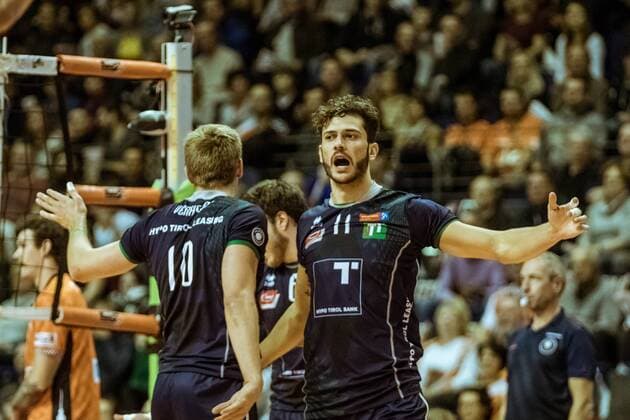 Cheers Rudy Pieter VERHOEFF 10 CA Hypo Tirol Alpenvolleys Haching and Pedro Henrique FRANCES 11 BR Hypo Tirol Alpenvolleys Haching 29 11 2017 Berlin Recycling Volleys Hypo Tirol AlpenVolleys Haching Volleyball Bundesliga League match Berlin Max Schmeling Halle