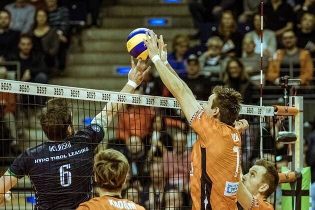 Attack Danilo GELINSKI 6 BR Hypo Tirol Alpenvolleys Haching against Georg KLEIN 7 DE Berlin Recycling Volleys 29 11 2017 Berlin Recycling Volleys Hypo Tyrol AlpenVolleys Haching Volleyball Bundesliga League match Berlin Max Schmeling Halle