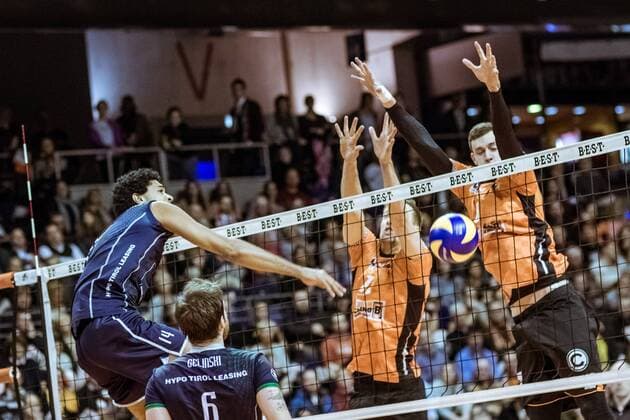 Attack Douglas DUARTE SOUZA DA SILVA 14 BR Hypo Tirol Alpenvolleys Haching 29 11 2017 Berlin Recycling Volleys Hypo Tyrol AlpenVolleys Haching Volleyball Bundesliga League match Berlin Max Schmeling Halle