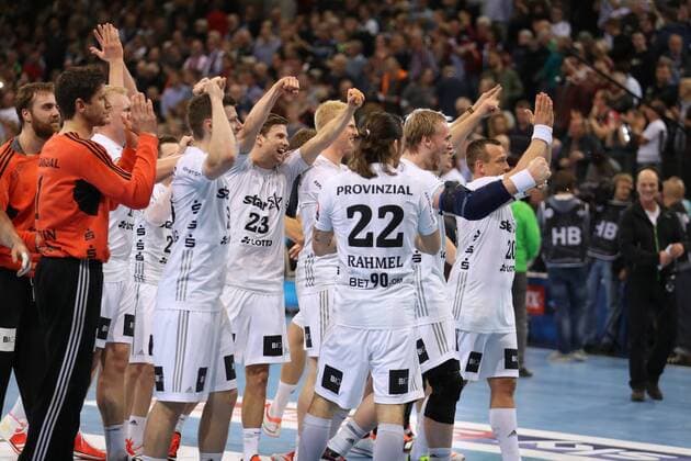 SG Flensburg Handewitt THW Kiel EHF Champions League Flensburg 29 11 17 Flensburg 29 11 17 Sport Handball VELUX EHF Champions League Season 2017 2018 Group Stage SG Flensburg Handewitt THW Kiel Cheers to victory at Kiel xmmkx