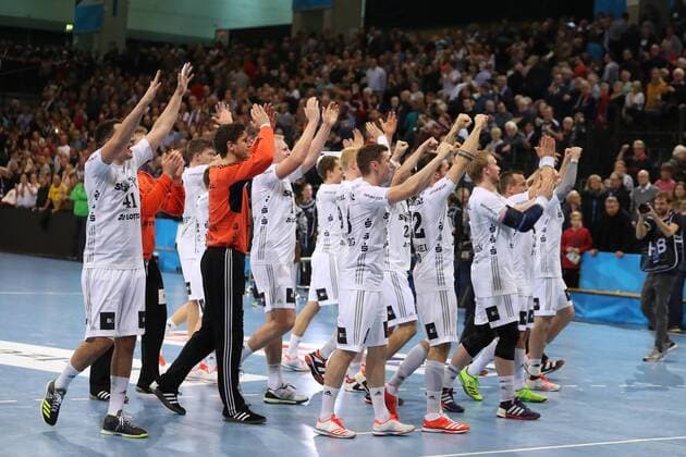 SG Flensburg Handewitt THW Kiel EHF Champions League Flensburg 29 11 17 Flensburg 29 11 17 Sport Handball VELUX EHF Champions League Season 2017 2018 Group Stage SG Flensburg Handewitt THW Kiel Cheers to victory at Kiel xmmkx