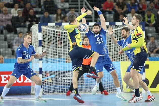 Zagreb, 29.11.2017. - Arena Zagreb hall, 2017 18 EHF Men s Champions League Group Phase. HC Prvo plinarsko drustvo (blue) - Rhein-Neckar Löwen (yellow) 30:26 SCHMID Andre (2) vs Mario VUGLAC (74), Tin KONTREC (9) and Tonci VALCIC (24) 