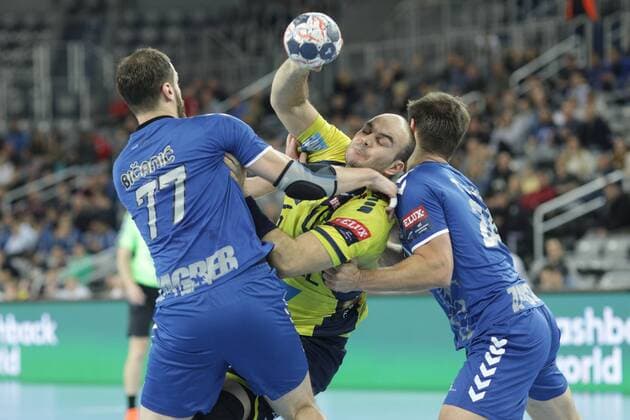 Themen der Woche - SPORT Bilder des Tages - SPORT Zagreb, 29.11.2017. - Arena Zagreb hall, 2017 18 EHF Men s Champions League Group Phase. HC Prvo plinarsko drustvo (blue) - Rhein-Neckar Löwen (yellow) 30:26 BAENA GONZALEZ Rafael (16) vs Tonci VALCIC (24) na dDamir BICANIC (77) 