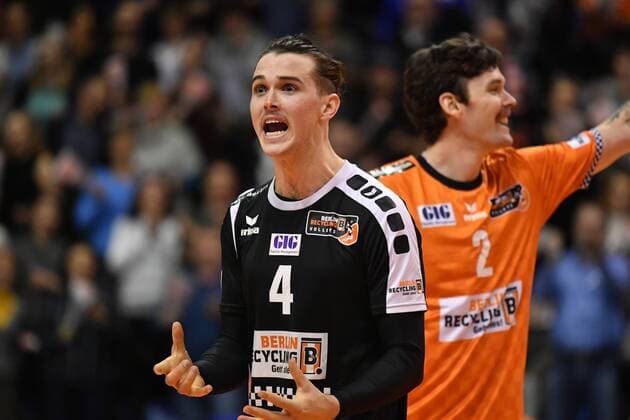 Luke Perry BR Volleys cheers for a point behind Steven Marshall BR Volleys BR Volleys Berlin AlpenVolleys Haching German Volleyball League season 2017 2018 Men Men Men Men Volleyball Germany Germany Max Schmeling Halle Berlin 29 11 2017
