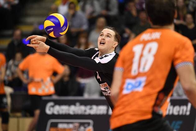 Luke Perry BR Volleys at the ball in front Pierre Pujol BR Volleys BR Volleys Berlin AlpenVolleys Haching German volleyball league season 2017 2018 Men Men Men Men Volleyball Germany Germany Max Schmeling Halle Berlin 29 11 2017