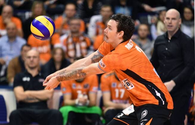 Steven Marshall BR Volleys at the ball taking BR Volleys Berlin AlpenVolleys Haching German Volleyball League season 2017 2018 Men Men Men Men Volleyball Germany Germany Max Schmeling Halle Berlin 29 11 2017
