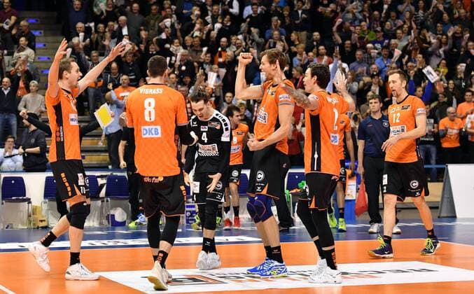 Sebastian Volleys BR Volleys Volleys Graham Vigrass BR Volleys Luke Perry BR Volleys Robert Kromm BR Volleys Steven Marshall BR Volleys Paul Carroll BR Volleys cheer after the game BR Volleys Berlin AlpenVolleys Haching German Volleyball League Season 2017 2018 Men Men Men Men Volleyball Germany Germany Max Schmeling Halle Berlin 29 11 2017