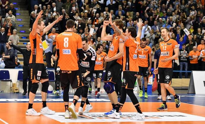 Sebastian Volleys BR Volleys Volleys Graham Vigrass BR Volleys Luke Perry BR Volleys Robert Kromm BR Volleys Steven Marshall BR Volleys Paul Carroll BR Volleys cheer after the game BR Volleys Berlin AlpenVolleys Haching German Volleyball League Season 2017 2018 Men Men Men Men Volleyball Germany Germany Max Schmeling Halle Berlin 29 11 2017