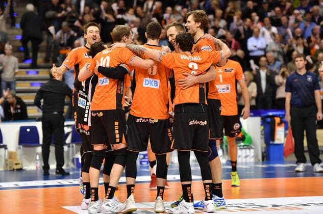 Luke Perry BR Volleys Sebastian Kuhner BR Volleys Graham Vigrass BR Volleys Steven Marshall BR Volleys Robert Kromm BR Volleys cheer after the game in a circle BR Volleys Berlin AlpenVolleys Haching German Volleyball League Season 2017 2018 Men Men Men Men Volleyball Germany Germany Max Schmeling Halle Berlin 29 11 2017