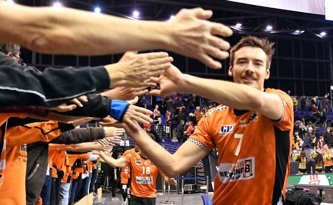 Georg Klein BR Volleys claps the fans after the match BR Volleys Berlin AlpenVolleys Haching German Volleyball League Season 2017 2018 Men Men Men Men Volleyball Germany Germany Max Schmeling Halle Berlin 29 11 2017
