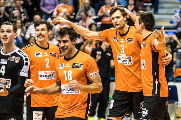29 11 17 BRV Alpenvolleys Haching 1 Bundesliga Volleyball Men Season 2017 18 Picture Joy among the Berliners xsmmpJPGx