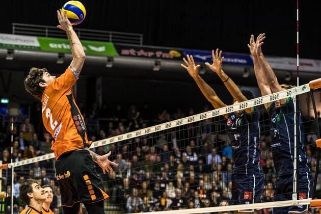 29 11 17 BRV Alpenvolleys Haching 1 Bundesliga Volleyball Men Season 2017 18 Image attack hit by AA Steven Marshall Nr 2 BRV against double block of Alpenvolleys xsmmpJPGx