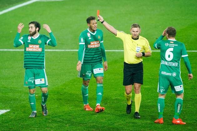 Vienna Austria 29 11 2017 Sport Soccer Tipico Soccer Bundesliga SK Rapid Wien vs. CASHPOINT SCR Altach Picture shows Thanks Petsos SCR Joelinton SCR and referee Manuel Schuettengruber 29 11 17 Vienna Austria Sport Soccer Tipico Soccer Bundesliga SK Rapid Wien vs CASHPOINT SCR Altach Image shows Thanks Petsos SCR Joelinton SCR and referee Manuel Schuettengruber 171129 SEPA 01 024 jpg xsmmpJPGx