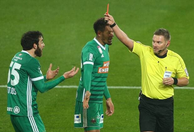29 11 2017 Allianz Stadion Wien AUT 1 FBL Rapid Vienna vs Cashpoint SCR Altach 17 round in the picture red card for Thanos Petsos SK Rapid Vienna by referee Manuel Schuettengruber during Austrian Football Bundesliga match 17th round between Rapid Vienna and Cashpoint SCR Altach at the Alliance Arena Vienna Austria on 2017 11 29 Vienna  EP_tha