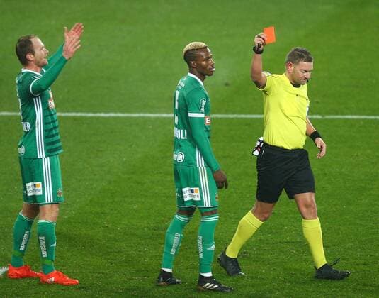 29 11 2017 Allianz Stadium Vienna AUT 1 FBL SK Rapid Vienna vs Cashpoint SCR Altach 17 Round Mario Sonnleitner SK Rapid Vienna Red Card for Boli Bolingoli Mbombo SK Rapid Vienna by Referee Manuel Schuettengruber during Austrian Football Bundesliga Match 17th Round Rapid SK Rapid Vienna and Cashpoint SCR Altach at the Allianz Arena Vienna Austria on 2017 11 29 Vienna  EP_tha