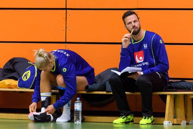 171130 Sveriges förbundskapet Henrik Signell during a training with the Swedish national team before the World Cup on 30 November 2017 in Stuttgart  Copyright: CARLxSANDIN BB171130CS011