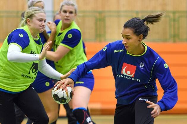 171130 Hanna Blomstrand and Jamina Roberts during a training with the Swedish national team before the World Cup on 30 November 2017 in Stuttgart  Copyright: CARLxSANDIN BB171130CS018
